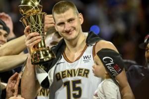 😝节目效果炸裂！NBA夺冠的约基奇😑VS赛马夺冠的约基奇😆