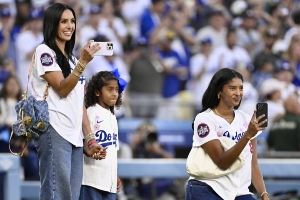 道奇举办科比摇头娃娃之夜💜💛科比小女儿开球+霸气喊话