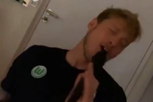 唱得不错哟🎶韦霍斯特效力狼堡期间在更衣室K歌