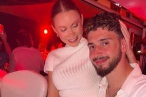 幸福溢出屏幕！女友晒合照秀恩爱 申京：我的最爱❤️