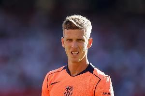 记者：奥尔莫右腿肌肉轻微撕裂，将缺阵两到三周