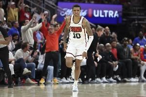 贾巴里-史密斯16投7中&三分10中4砍全队最高26分 另有5板1助