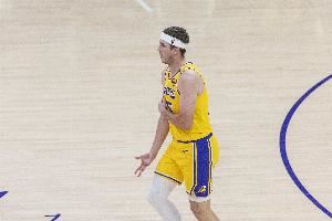 里夫斯开季前三场达成100+20+20 历史第四人 比肩威少&77&大O