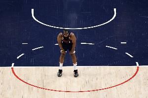 哈登：一场比赛有两个半场 你可以看录像&总结&调整 我们做到了