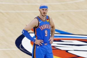 卡鲁索：被队友叫叔叔很诡异 我只是平均年纪&联盟最老有40岁呢