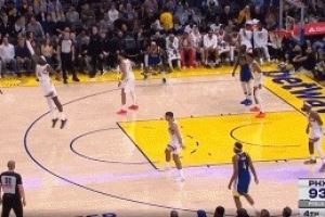 略显尴尬!库里弧顶单打出手三分空气球直接飞出界外