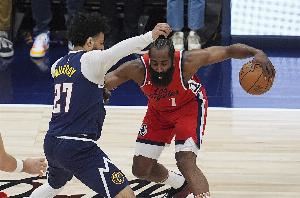 哈登:我没有创造后撤步&只是加了点变化 皮尔斯:那是我发明的