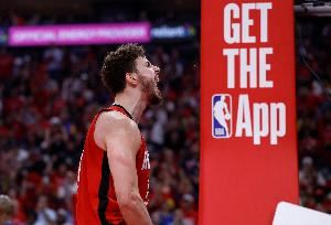 美记：申京已经成为一名垃圾话高手 要知道他四年前才开始说英语