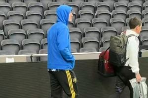 希望无碍!舍什科离开热刺球场时一瘸一拐