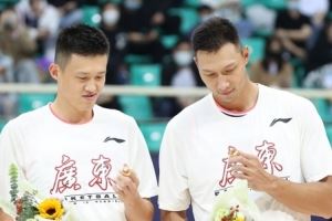 周鹏：一直有和易建联沟通和联系 大哥永远是大哥 他现在挺好的